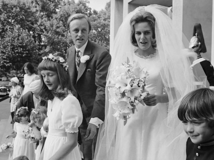 Камилла Шанд выходит замуж за майора Эндрю Паркер-Боулза в гвардейской часовне, казармы Веллингтона, 4 июля 1973