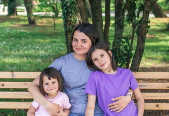 «Боюсь признаться себе в родительском фаворитизме: неужели я действительно люблю младшую дочь больше, чем старшую?»