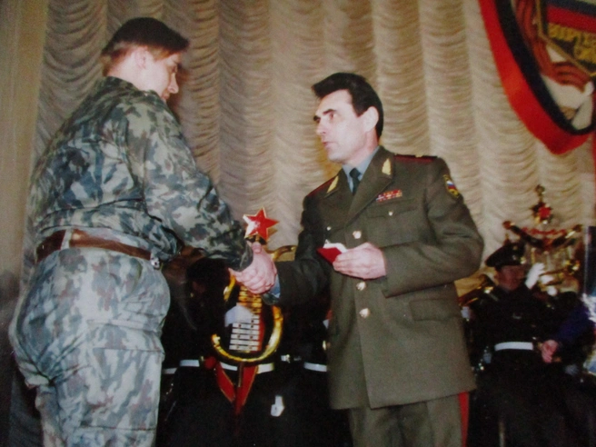 Генерал Жуков награждает подчиненных | Источник: из архива Геннадия Жукова
