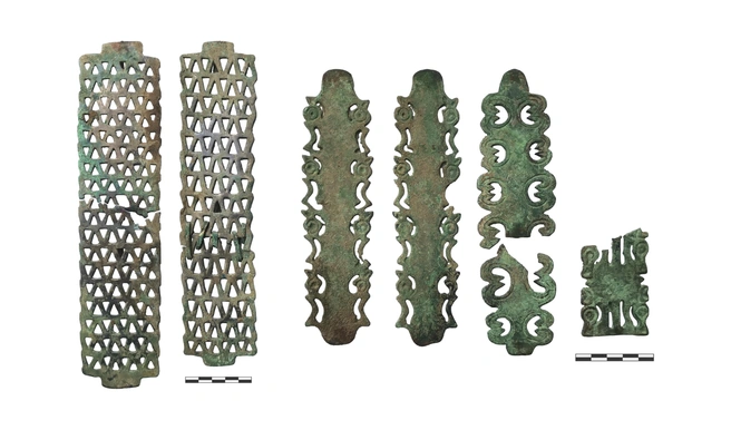 Бронзовые ажурные налобники | Источник: archaeolog.ru