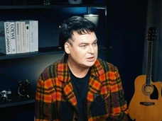 Певец Юлиан: «Алла Пугачева сама придумала Примадонну. Смешно. Какие там короны?»