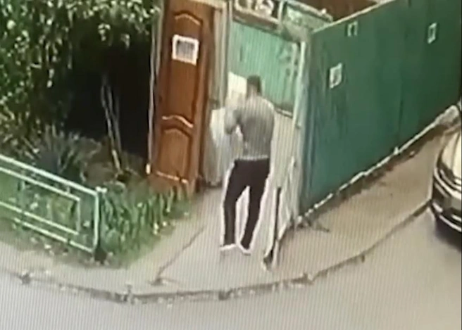 В бункер для сбора ТКО легко поместился и строительный мусор | Источник: читатели V1.RU