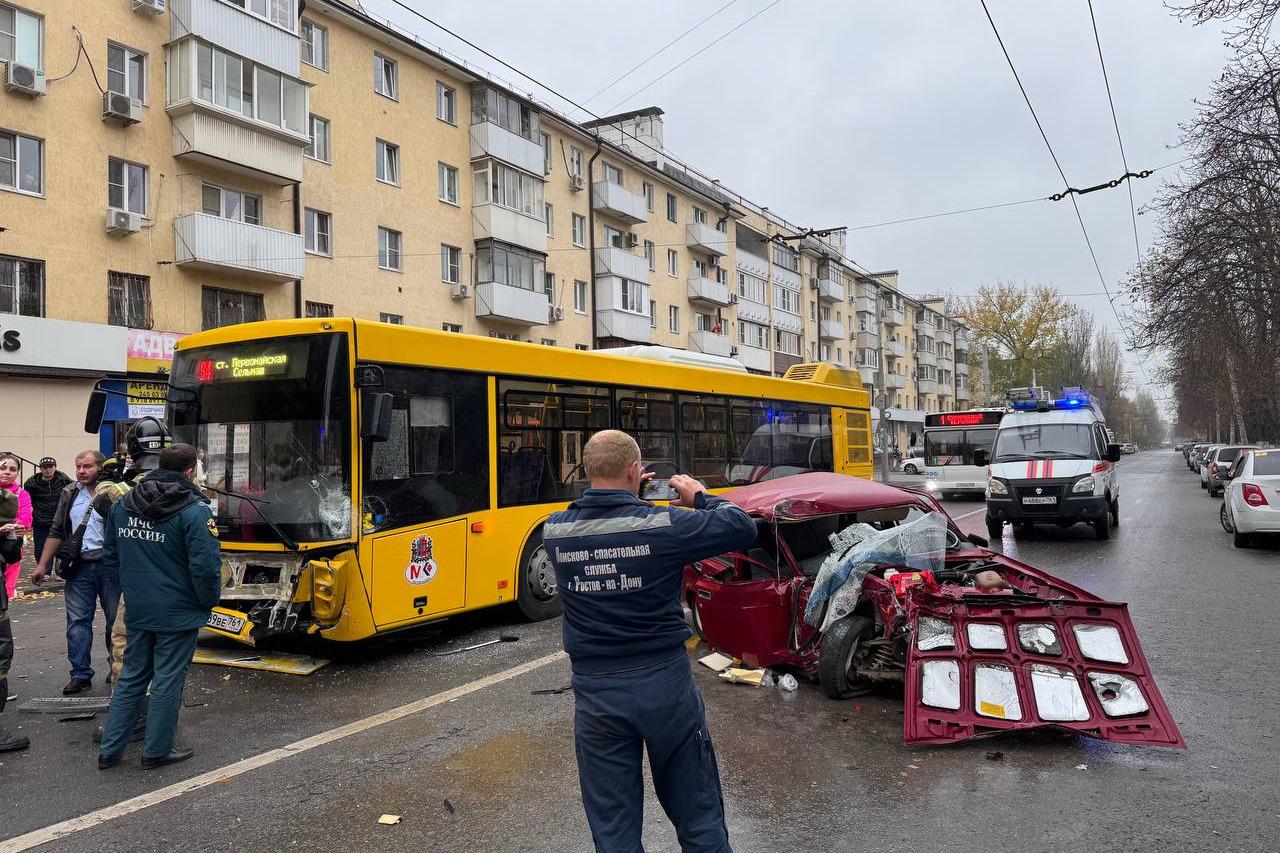 На проспекте Ленина в Ростове-на-Дону легковая машина врезалась в автобус с  пассажирами, минимум два человека пострадали, ДТП на проспекте Ленина, угол  с Ашхабадским - 3 ноября 2023 - 161.ру