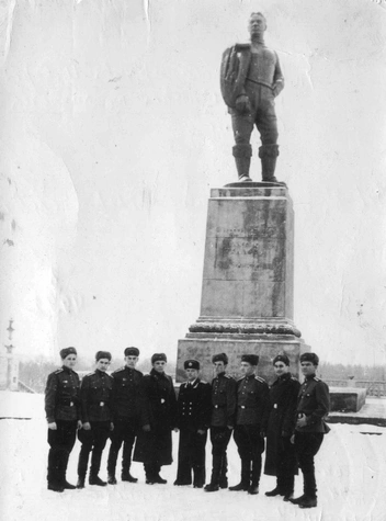 Курсанты 1-го Чкаловского военного авиационного училища летчиков имени Климента Ворошилова у памятника Чкалову. Среди присутствующих&nbsp;— курсант Юрий Гагарин (четвертый слева)&nbsp;— 1956 год | Источник: ОГАОО. Ф. Р-1014. Оп. 6. Д. 365. Л. 88