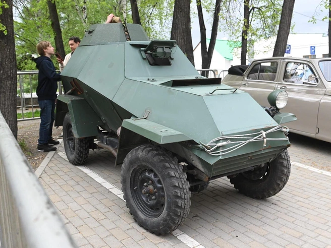 Военная техника и мотоциклы в центре города | Источник: Дмитрий Емельянов / E1.RU