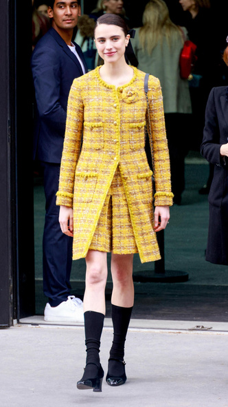 Не пропустите тренд: Маргарет Куолли носит туфли с гольфами — так делают самые модные девушки