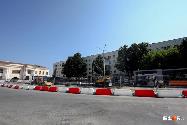 В месте, где ранее останавливался транспорт, сейчас ведутся строительные работы | Источник: Владислав Лоншаков / E1.RU