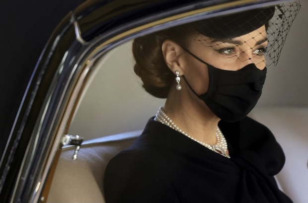 Фото №1 - Кейт Миддлтон в черном платье-пальто и в жемчужном колье на похоронах принца Филиппа
