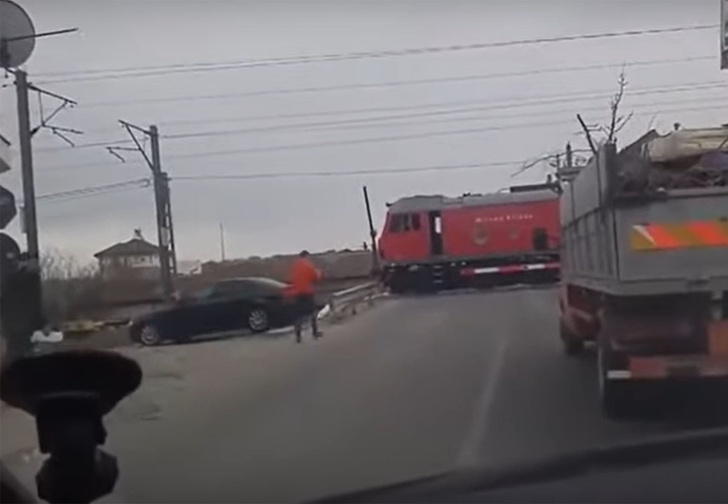 В Румынии машинист перекрыл железнодорожный переезд ради чашечки кофе (видео)