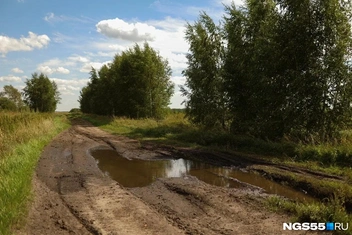 Местами наполненные водой ямы сложно объезжать | Источник: Евгений Софийчук / NGS55.RU