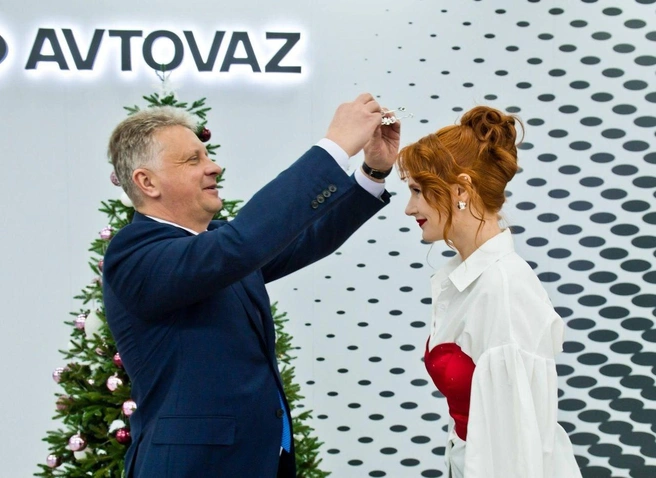 Президент короновал победительницу | Источник: «На заводе» / vk.com