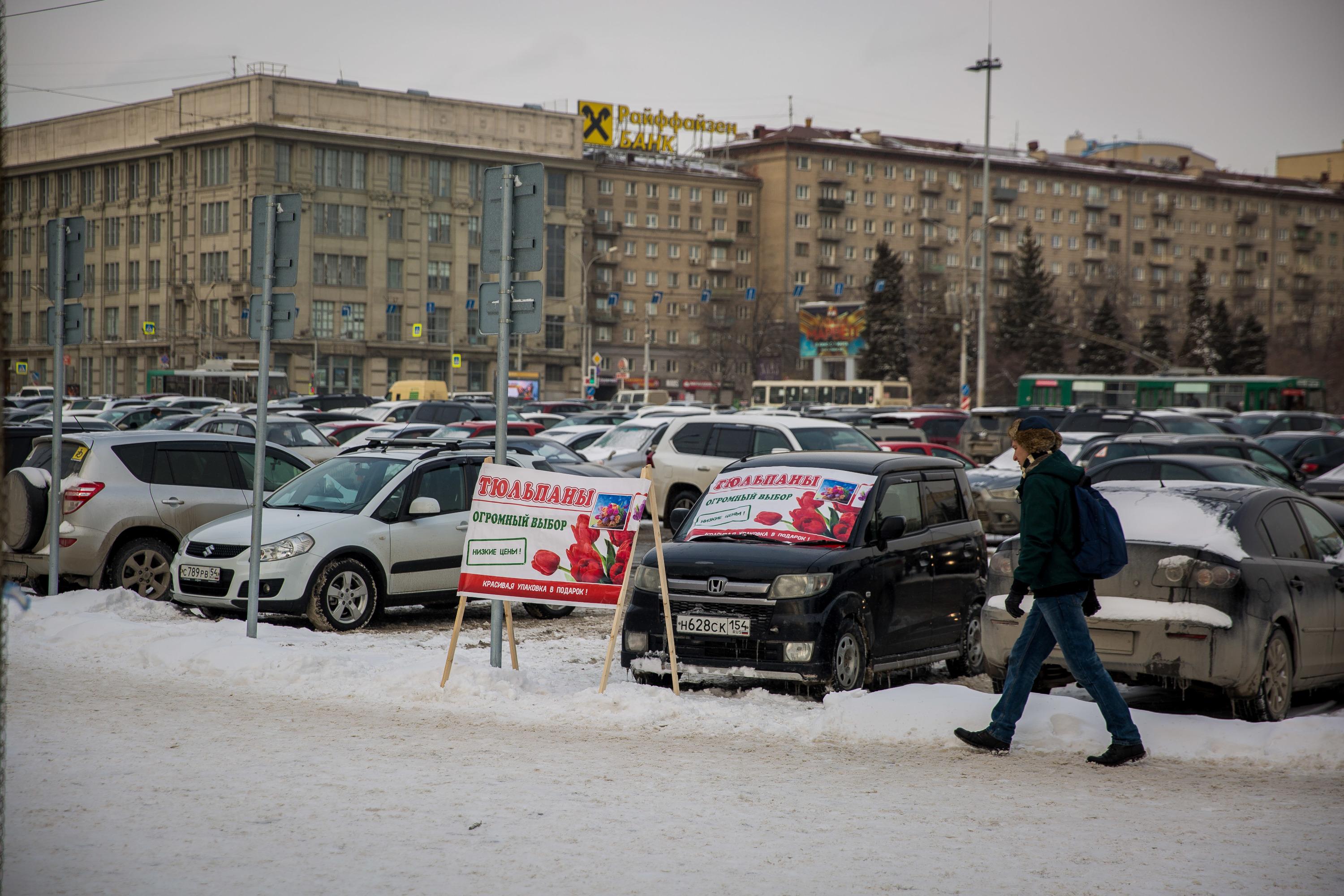 В центре Новосибирска развернулась уличная торговля цветами к 8 Марта 2019  года - 6 марта 2019 - НГС.ру