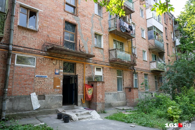 Тушить ребенка пытались многие жители пятиэтажки | Источник: Евгений Вдовин / 161.RU