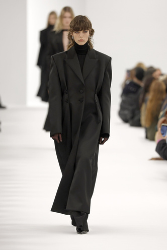 Зима 2023/24 в стиле Givenchy: повторяем трендовые образы с модного показа