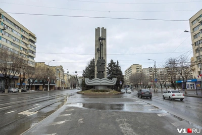 Волгоградские власти не видят опасности в наклоне памятника основателям Царицына