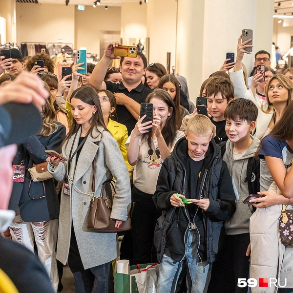 В очередь за автографами | Источник: Василина Любимова / 59.RU