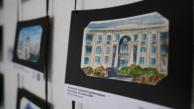 Здание администрации Волжского словно дышит на рисунке журналиста | Источник: Мария Вяльшина