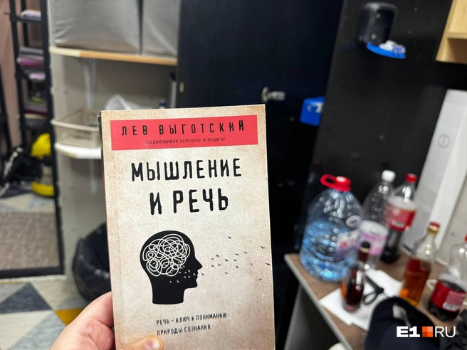 В свободное время девушки читают книги | Источник: Анастасия Копыркина / E1.RU