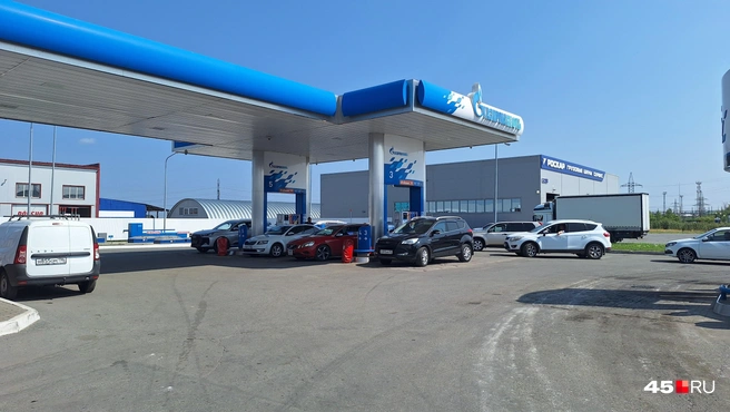 На заправке «Газпромнефть» на Бурова-Петрова в два часа дня были заняты все колонки | Источник: Александр Лисихин / 45.RU