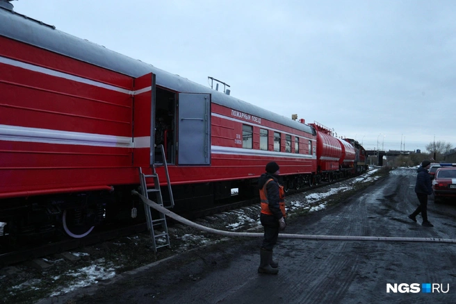 Около 18.40 к месту возгорания прибыл пожарный поезд | Источник: Андрей Бортко / NGS.RU