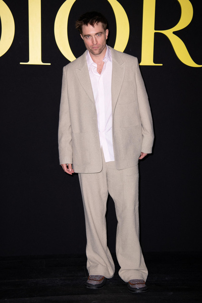 Парням на заметку: Роберт Паттинсон пришел на шоу Dior в самом модном и актуальном мужском костюме