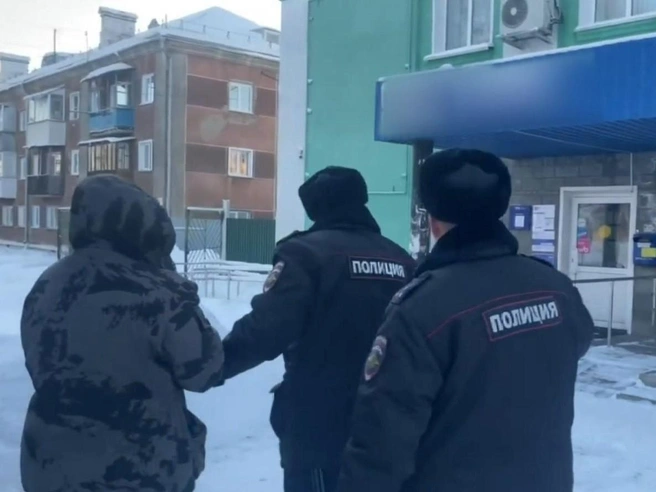 Водитель и менеджер почтового отделения действовали по сговору с целью хищения денег. Правоохранители задержали обоих подозреваемых. | Источник: пресс-служба ГУ МВД России по Новосибирской области