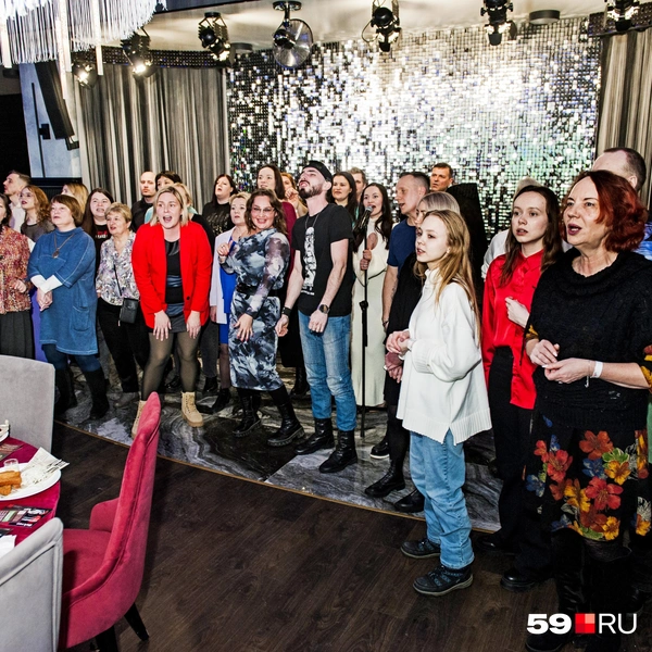 Здесь никто не оценивает умение профессионально петь, главное&nbsp;— желание попробовать | Источник: Ирина Тропина / 59.RU 