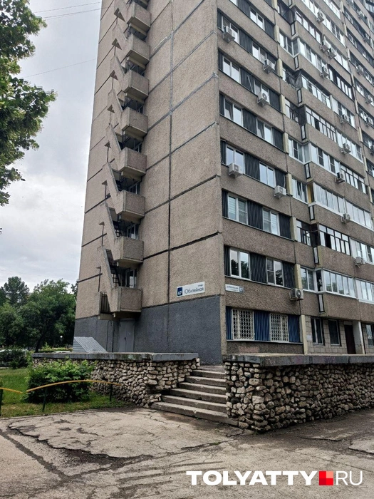 Дом стал одним из первых в 8 квартале Автозаводского района Тольятти, где сразу выделяли квартиры — малосемейки предусмотрены не были | Источник: Юлия Дроглева