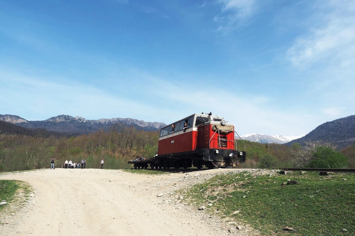 До Шпалореза на красной «матрице»: как Апшеронская узкоколейка обеспечивает жизнь в долине реки Пшехи | Источник: Artem Svetlov, Russia, CC BY 2.0, via Wikimedia Commons