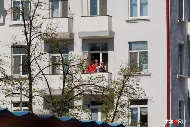Жителям домов на центральной улице повезло&nbsp;— можно было смотреть парад прямо с балкона собственной квартиры | Источник: Ирина Шарова / 72.RU 