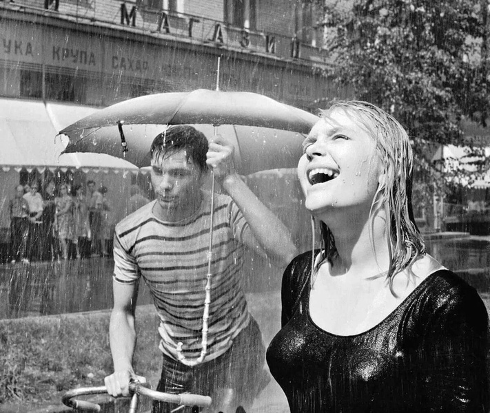 Больше в кино не снимается: куда пропала Светлана Беседина, сыгравшая девушку под дождем в «Я шагаю по Москве»