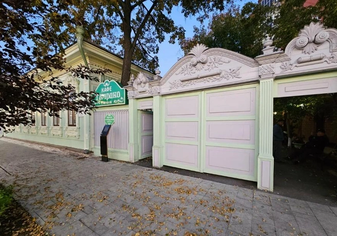 Так входная группа кафе на улице, три года назад ставшей пешеходной, выглядит сейчас. Прошлое Тюмени продолжает жить в изящной деревянной резьбе | Источник: Yandex.ru/maps