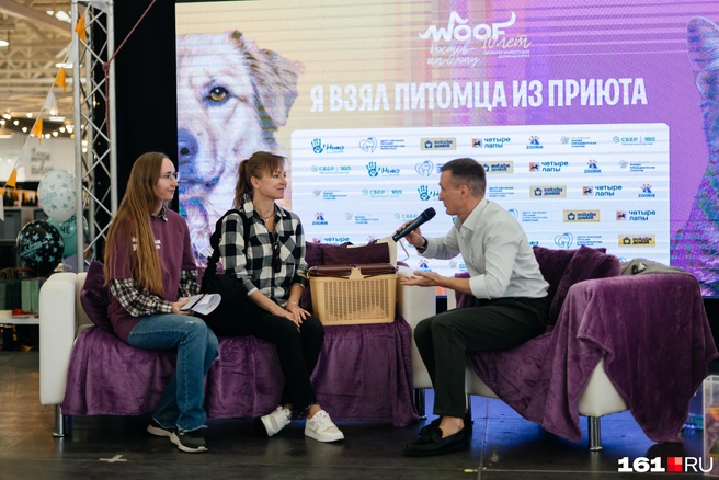Куратор Дарья передает питомца в любящие руки | Источник: Евгений Вдовин / 161.RU