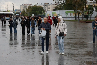 Москвичи встретили День города на ВДНХ под дождем