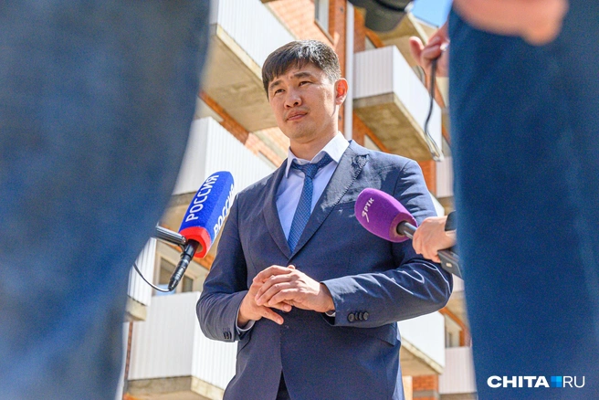 Алдар Бальжиров в начале год помогал на ЧС в Атмановке | Источник: Олег Фёдоров / CHITA.RU