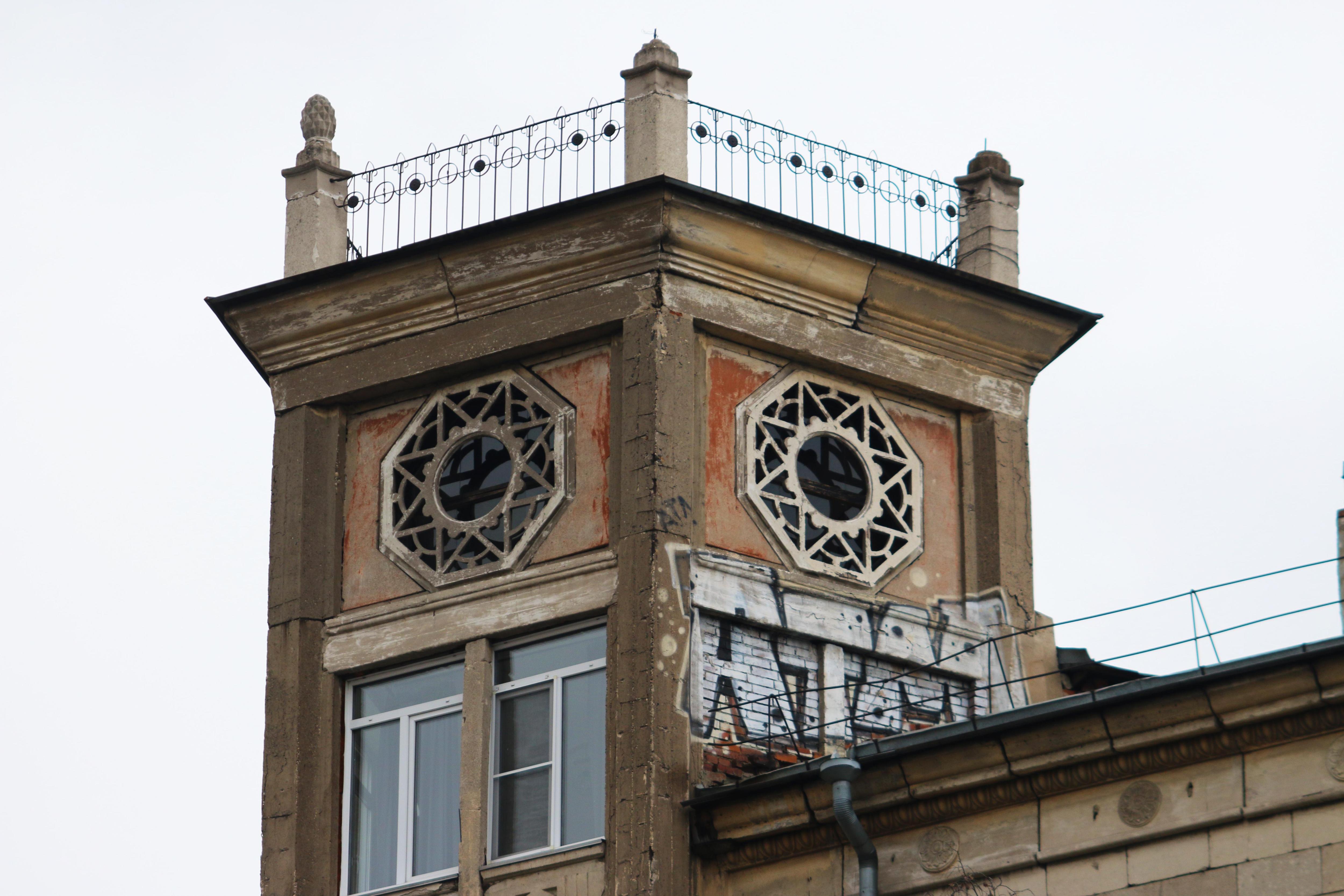 Два похожих дома с башнями есть и на проспекте Курако