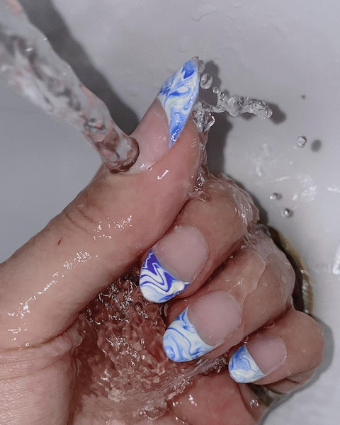 Water Marble — тренд маникюра, на котором помешался весь Инстаграм (запрещенная в России экстремистская организация)