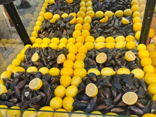 В турецкой кухне лимон имеет стратегическое значение: он добавляется к супам, в салаты, к котлетам, хорошо с ним идут и мидии. А вот чай с лимоном в Турции пить не принято | Источник: Караджа International / T.me