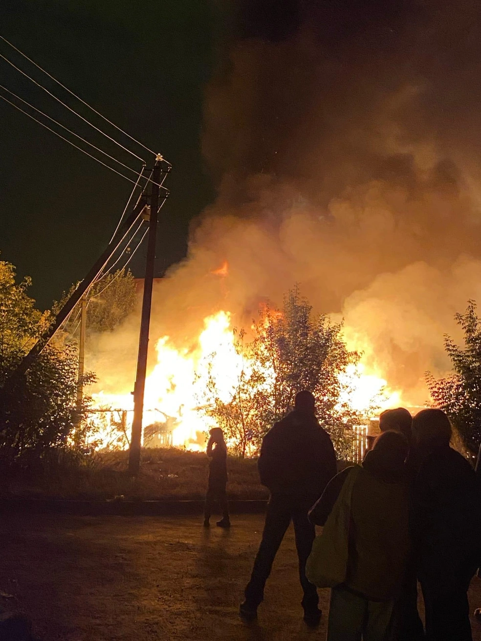 В поселке Садовый под Екатеринбургом вспыхнул мощный пожар, 10 сентября  2022 г. - 11 сентября 2022 - Е1.ру