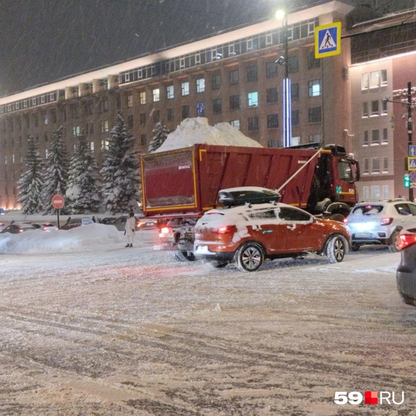 Всю зиму КАМАЗы вывозят снег из города, но он не уменьшается | Источник: Ольга Якунчева / 59.RU