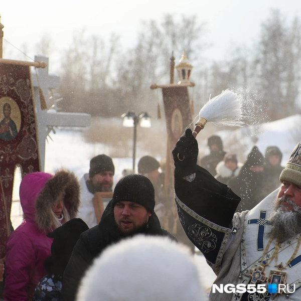 Всех собравшихся окропили святой водой | Источник: Евгений Софийчук / NGS55.RU