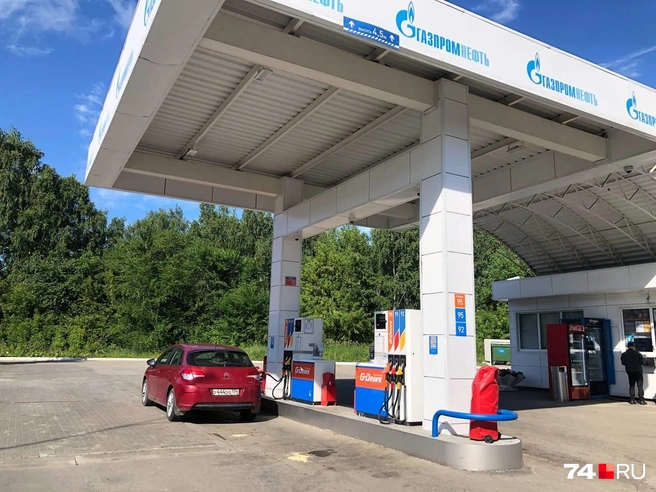 АЗС «Газпромнефть» на проспекте Победы недалеко от Чичерина 25 июня стояла пустой. Был бензин трех типов, лимит&nbsp;— 40 литров | Источник: Артем Краснов