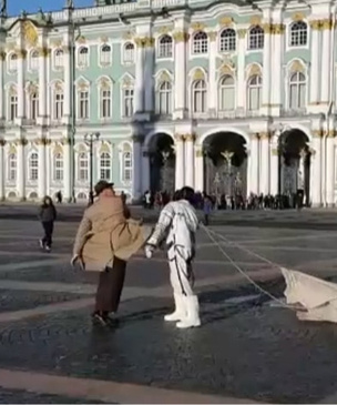 Солист Rammstein дерется с космонавтом под «Калинку» на Дворцовой площади в Питере (видео)