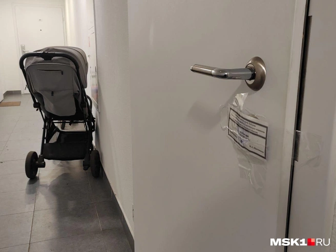 Квартира женщины, где произошло убийство, опечатана. Рядом стоит детская коляска | Источник: Михаил Мечев / MSK1.RU