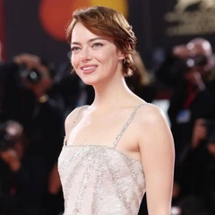В сверкающем платье Louis Vuitton: Эмма Стоун с мужем на Венецианском кинофестивале 2025