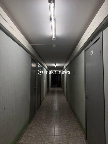 Темный коридор, в котором располагаются двери блоков | Источник: студентка МГУ Карина