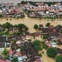 Российские туристы застряли в автобусе во Вьетнаме из-за наводнения