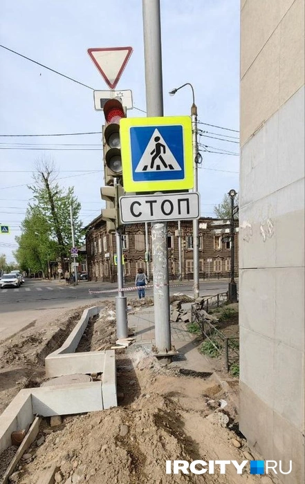 На новый столб повесили знаки «Стоп» и пешеходного перехода, раньше они размещались ближе к проезжей части, а знак «Стоп» не мешал проходу пешеходов. | Источник: «ИрСити»