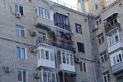 В Волгограде огромные ледяные глыбы угрожают прохожим