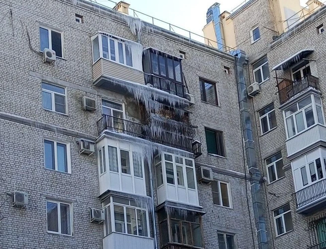Вот такая красота украшает фасад дома на Аллее Героев, 2 | Источник: читатели V1.RU